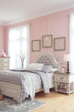 Realyn Full Panel Bed product image
