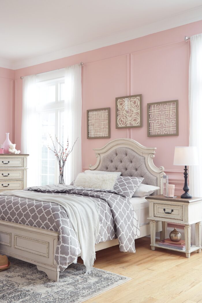 Realyn Full Panel Bed product image