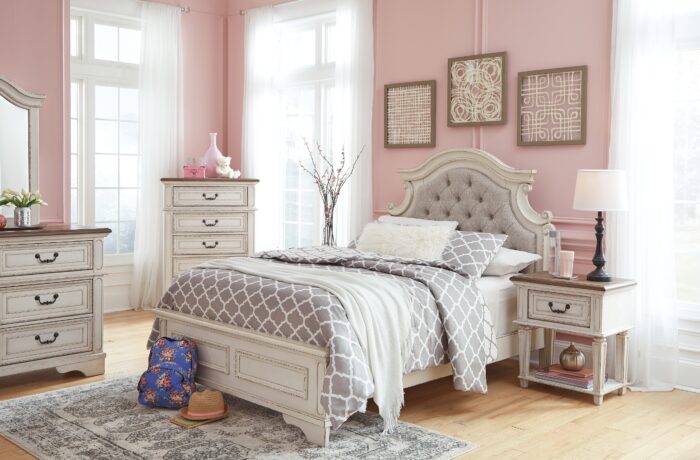 Realyn Full Panel Bed product image